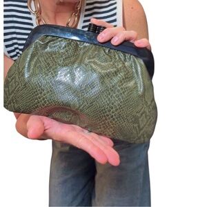Vintage Valerie Made In Italy Green Snakeskin Classic Retro Kiss lock Clutch